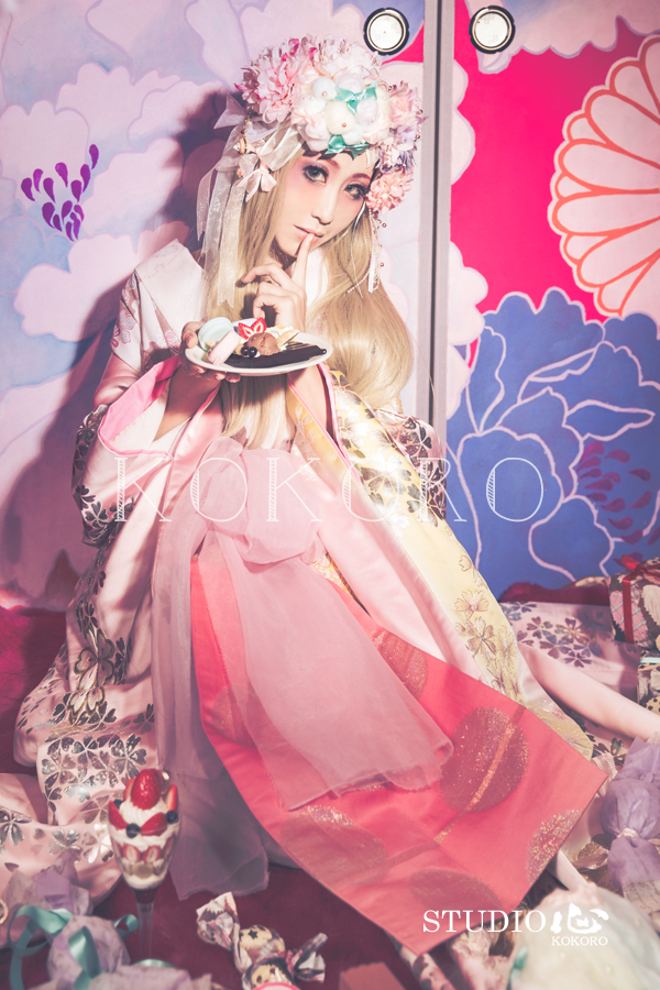 京都　花魁体験　ピンク背景　着物