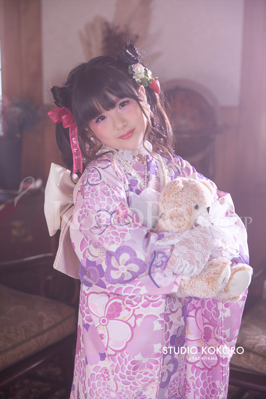 ツインテールといちごの髪飾りが可愛いキッズ着物コーディネート