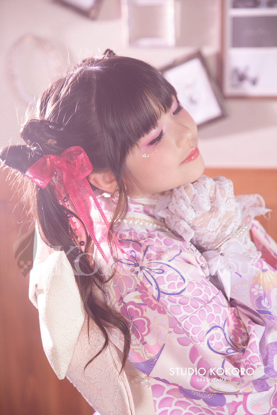 ピンクと紫のキッズ着物をまとった9歳の妹ちゃんの全身姿