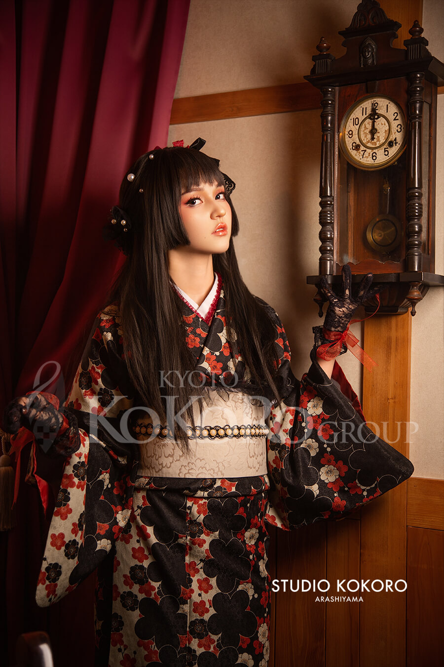 Kimono styling using coordinated white red and black accessories