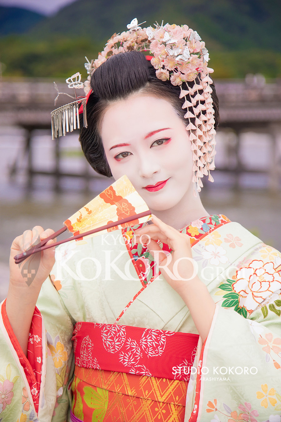 黄緑色の着物と簪に合わせて綺麗めなメイクに仕上げた舞妓姿