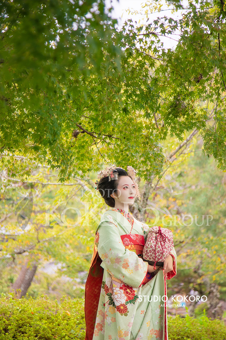 渡月橋周辺の自然を背景に撮影した京都嵐山の舞妓野外撮影